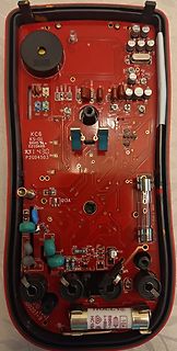 Foto einer roten Leiterplatte mit elektronischen Bauteilen