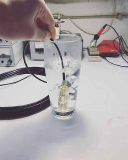 Messung eines Bauteils in Wasserglas