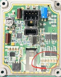 Foto einer Leiterplatte mit elektronischen Bauteilen