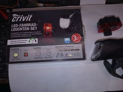 Verpackung und Inhalt eines LED-Fahrradlicht-Sets