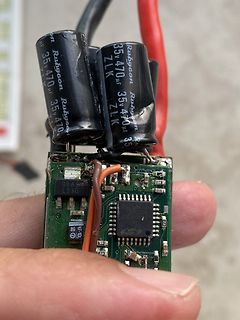 Leiterplatte mit Elektrolytkondensatoren und IC