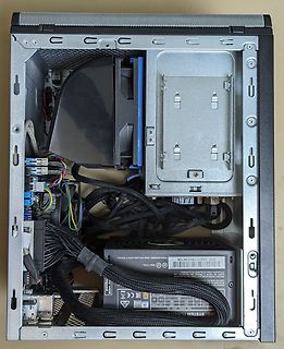 Innenansicht eines Computergehäuses mit Komponenten