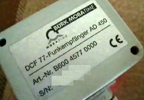 Typenschild eines Burk Mobatime Funkempfängers