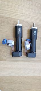 Zwei Maxon Getriebemotoren mit Kabeln