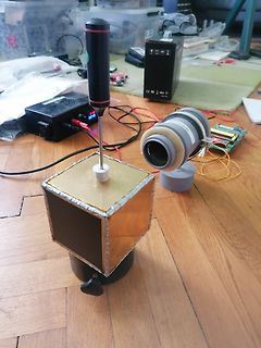 Experimenteller Aufbau mit Metallwürfel und Sensoren