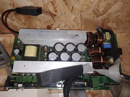 Leiterplatte eines Schaltnetzteils mit Spulen und Kondensatoren