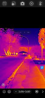 Thermografie-Aufnahme einer Straße bei Nacht