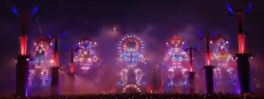 Bühnenshow mit Lichteffekten und Feuerwerk