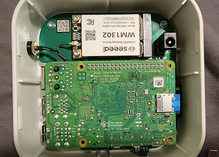 Offenes Gehäuse mit LoRaWAN Gateway Modul und Leiterplatte