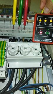 Phasenprüfer an elektrischer Installation