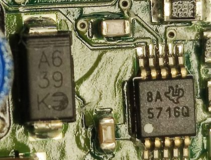 Makroaufnahme von elektronischen Bauteilen auf einer Leiterplatte