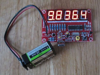 Leiterplatte mit 7-Segment-Anzeige und Batterie