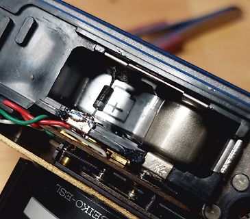 Innenansicht eines geöffneten elektronischen Geräts mit Batteriefach