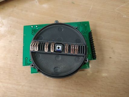 Elektronikbauteil auf grüner Leiterplatte