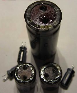 Defekte Elektrolytkondensatoren mit ausgelaufenem Elektrolyt