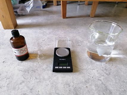 Laborausrüstung mit Waage, Becherglas und Fläschchen