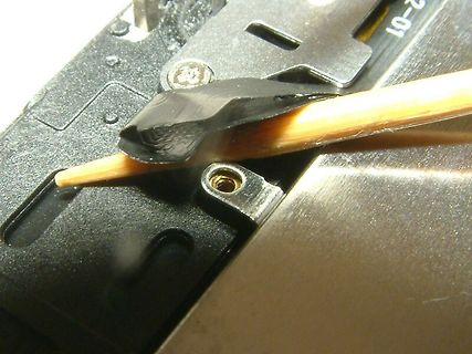 Nahaufnahme eines Bauteils mit Zahnstocher
