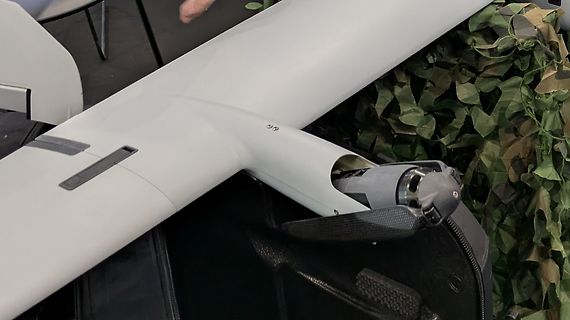 Teil eines weißen Fluggeräts oder Drohnenarms