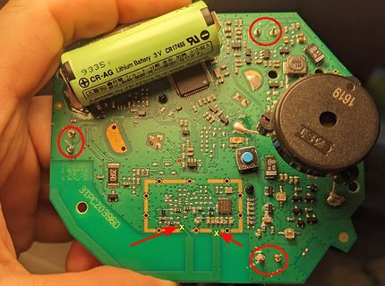 Leiterplatte mit Batterie und markierten Bauteilen