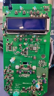 Grüne Leiterplatte mit LCD-Display und elektronischen Bauteilen