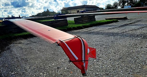 Rote Windkraftanlage auf Holzstützen