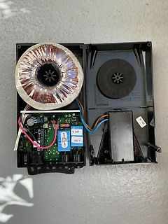 Geöffnetes Netzteil mit Platine und Transformator