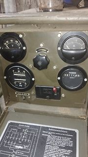 Frontplatte eines alten elektrischen Geräts mit Analoganzeigen