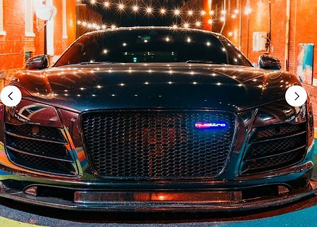 Frontansicht eines dunklen Audi Sportwagens