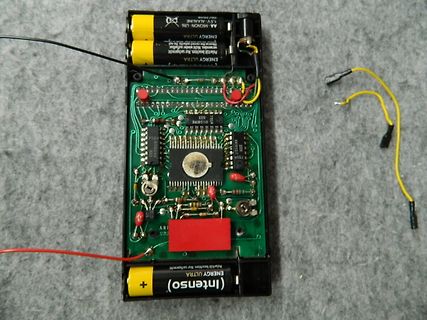 Leiterplatte mit Batterien und Bauteilen