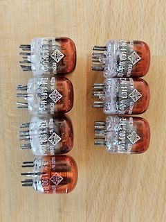 Mehrere Elektronenröhren auf Holzuntergrund