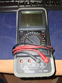 Digitalmultimeter mit Messleitungen