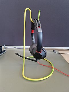 Headset an gelbem Kabel hängend