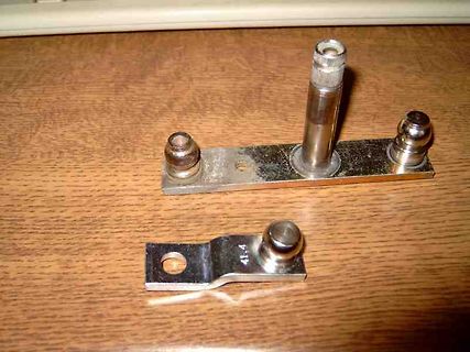 Metallische Bauteile auf Holzuntergrund