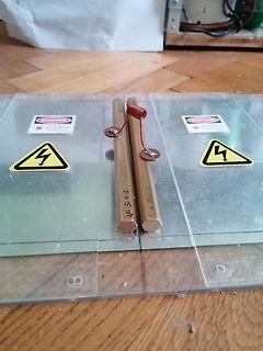 Aufbau mit Kupferstäben und Spule auf Glasplatte