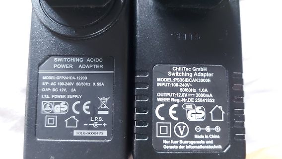 Typenschilder zweier Netzteil-Adapter
