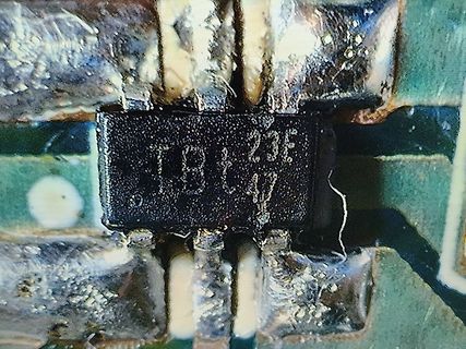 Nahaufnahme eines SMD-Bauteils auf Leiterplatte
