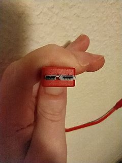 Rote USB-C Buchse in Gehäuse gehalten
