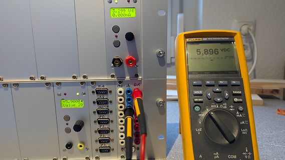 Messaufbau mit Netzteil und Multimeter