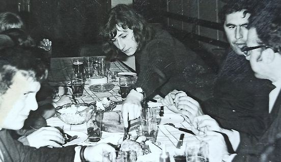 Personen beim Essen an einem Tisch