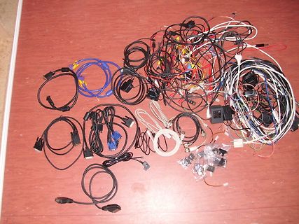 Vielzahl verschiedener Kabel und Stecker