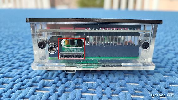 Mikrocontroller in Acrylgehäuse mit rotem Markierungsrahmen