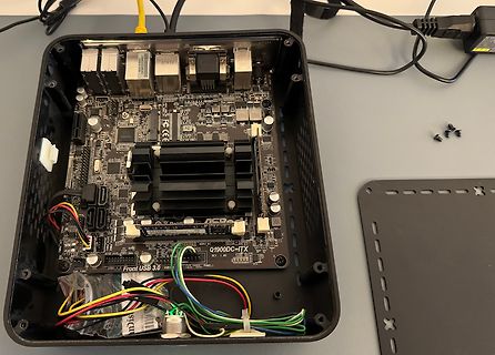 Offenes Gehäuse mit Mini-ITX-Mainboard und Kabeln