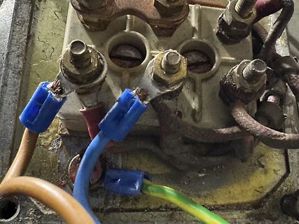 Verschmutzte elektrische Anschlussklemmen mit Kabeln