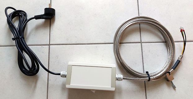 Elektrisches Gerät mit Netzkabel und Metallkabel