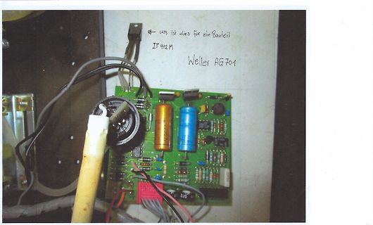 Leiterplatte mit Elektrolytkondensatoren und Handschrift