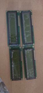 Vier LCD-Module auf Untergrund