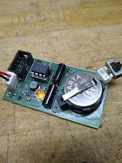 Leiterplatte mit Knopfzellenhalter und elektronischen Bauteilen