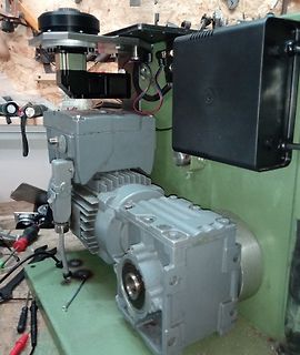 Industrieller Elektromotor und Steuerungskomponenten in einer Werkstatt
