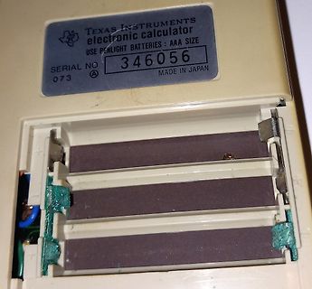 Batteriefach eines Texas Instruments Taschenrechners mit Korrosion