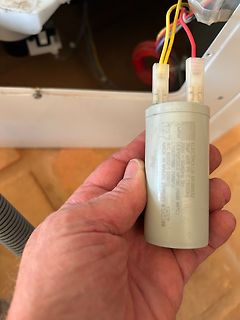 Elektrolytkondensator mit Anschlussleitungen
